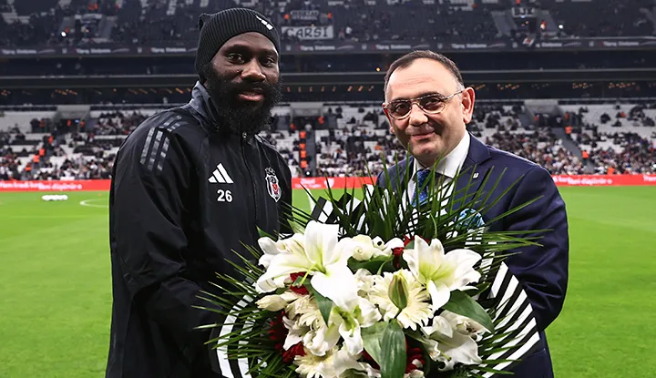 Arthur Masuaku'ya özel plaket verildi!
