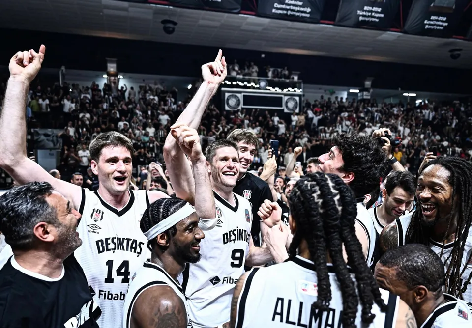 Şampiyonluk yolunda bir takım, üç farklı salon!