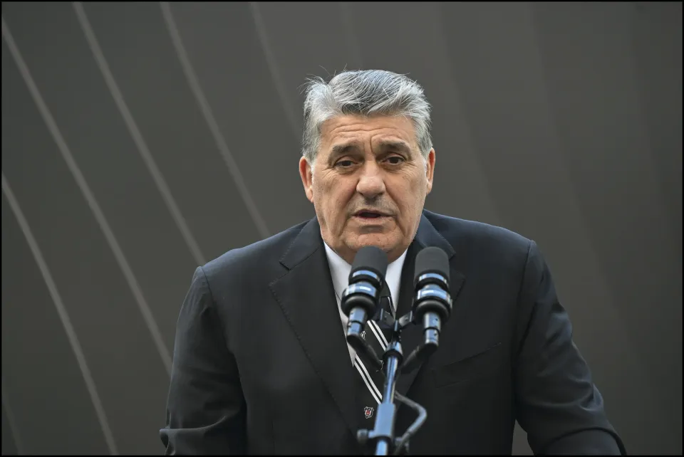 Serdal Adalı’dan Divan’da Net Mesajlar!